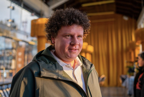 Евгений Кулик удивил редкими кадрами с женой и детьми: «Как на папу похожи»