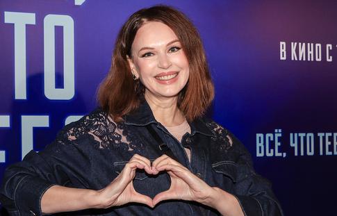 «Черный — мой цвет»: Ирина Безрукова снялась в элегантном наряде с разрезом