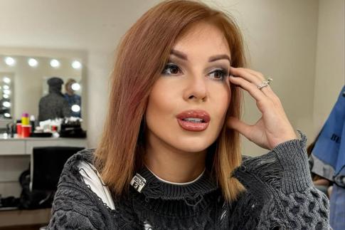 Новогодняя елка и танцы с сосиской: Штурм поделилась странным видео