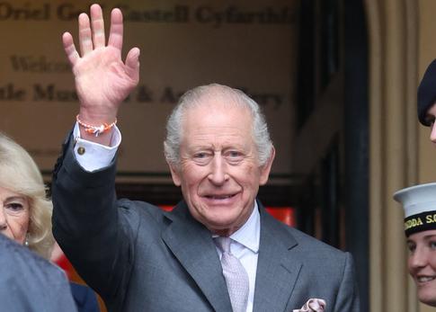 Король Карл III получил торт в форме замка в день своего рождения