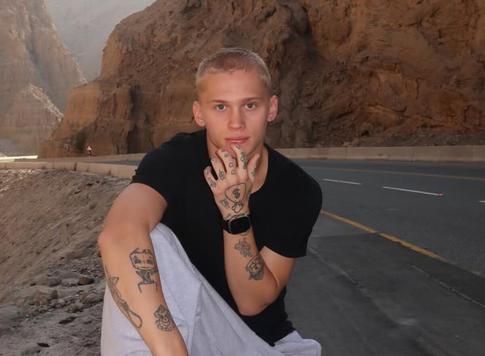 «На все хватает»: Милохин рассказал о работе курьера в Дубае