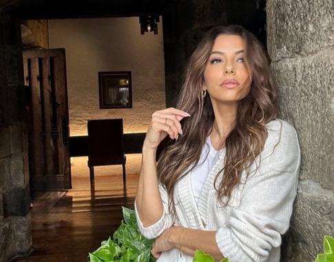 50-летняя Ева Лонгория вышла в свет с откровенным декольте