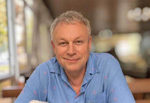 Сергей Жигунов оказался в «холодильнике»: реакция актера попала на видео