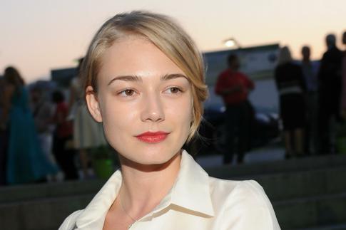 «Вообще шок»: поклонники Акиньшиной не оценили новый цвет волос актрисы