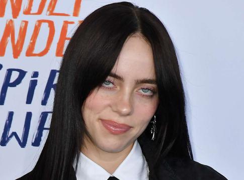 «Так-то лучше»: фанатку оверсайза Билли Айлиш запечатлели в обтягивающей одежде