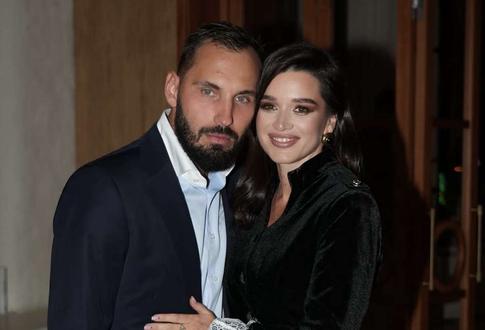 Ксения Бородина вместе с мужем снова улетела из России в «лето»