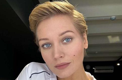 Кристина Асмус показала свое детское фото с мамой в честь праздника