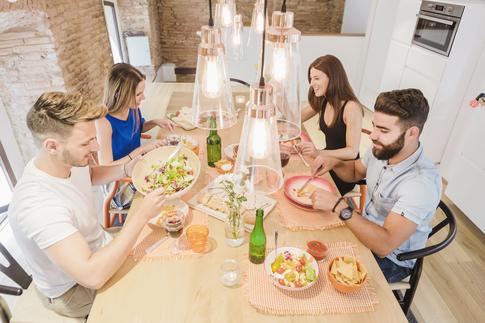 Не будьте как дома: эксперт по этикету напомнила правила поведения в гостях