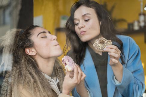 Теплые напитки вместо перекусов и другие способы снизить тягу к сладкому