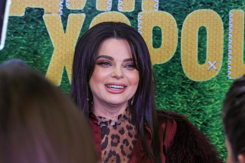 «Просто огонь!»: Королева покорила Сеть дерзким ретро-образом