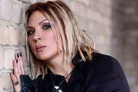 Стала опорой для тяжелобольной матери: певица Ая показала редкое фото с дочерью