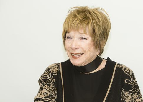 91-летняя бывшая пассия Кончаловского Ширли Маклейн насладилась коктейлями в Малибу