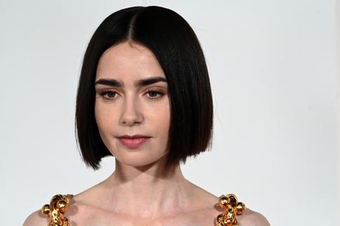 Лили Коллинз повторила знаменитую прическу Виктории Бекхэм