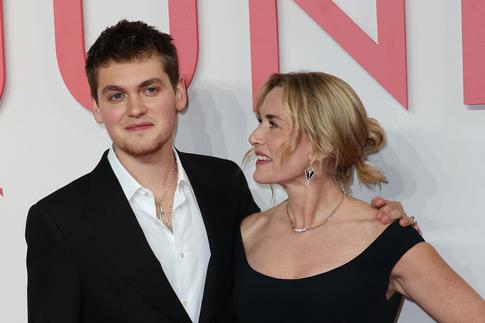 «Красоту матери не унаследовал»: в Сети обсудили выход Кейт Уинслет и ее сына