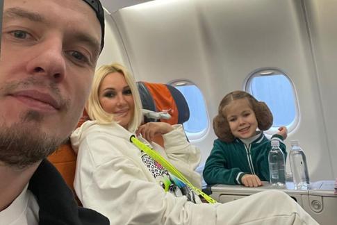 Легендарный хоккеист купил картину дочери Леры Кудрявцевой на школьном аукционе