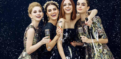 Надену все лучшее разом: 5 ошибок, из-за которых новогодний образ выглядит дешево