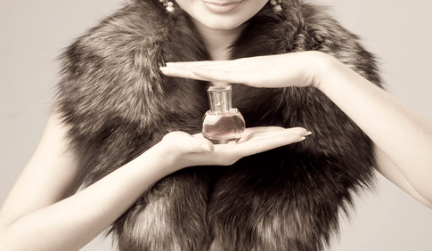 Зимний шлейф: какие ароматы звучат роскошнее всего на шубе или меховом воротнике