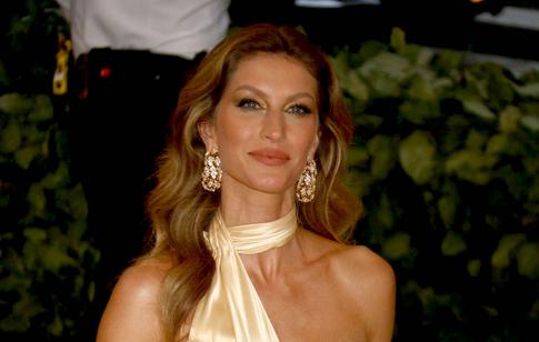 45-летняя Жизель Бюндхен похвасталась фигурой после недавних родов