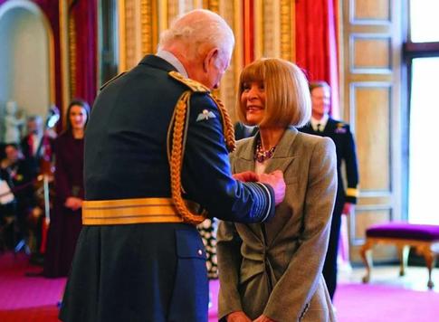 Что ей предстоит: за что Карл III наградил Анну Винтур Орденом Кавалеров Почета