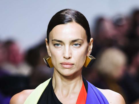 Ненакрашенная Ирина Шейк показала фигуру в откровенном бикини