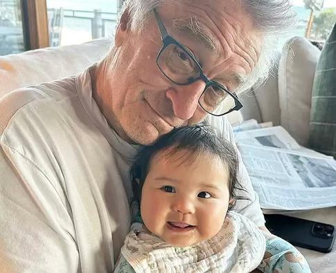 81-летний Роберт Де Ниро показал фото с полуторагодовалой дочерью