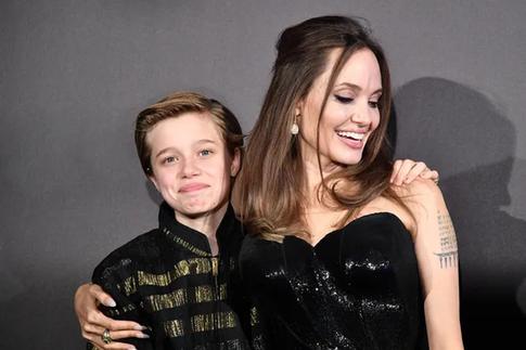 Папарацци выследили дочь Джоли на прогулке: что они заметили