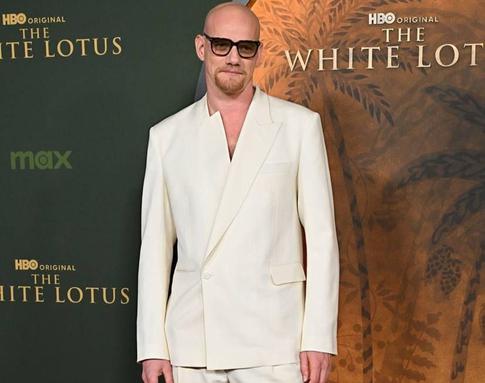 Юрий Колокольников в белоснежном образе появился на премьере «Белого лотоса» в Лос-Анджелесе