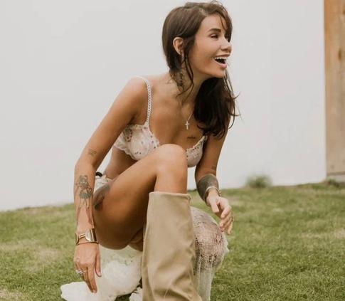 Айза заявила, что бывший муж плохо с ней обращался