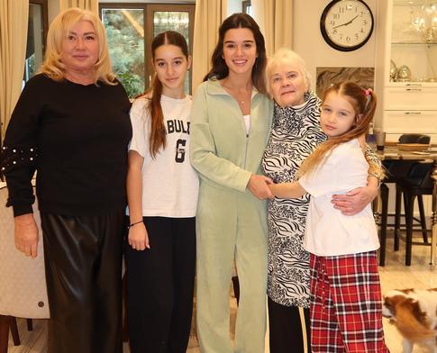 Ксения Бородина поздравила бабушку с 88-летием, показав четыре поколения женщин своей семьи