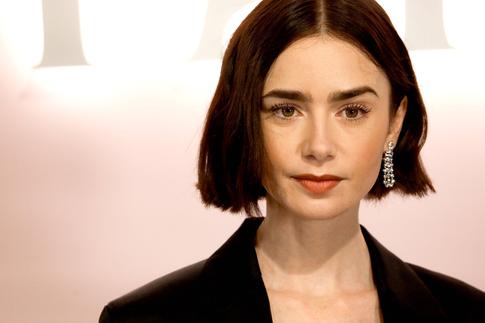 Милое фото: впервые ставшая мамой Лили Коллинз показала дочь после нападок хейтеров