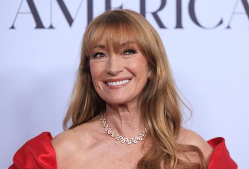 Сразила наповал: 73-летняя Джейн Сеймур щеголяла в красном мини-платье