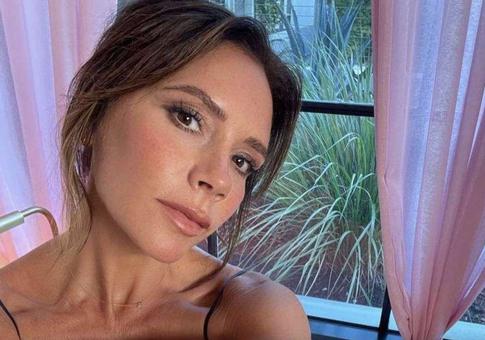 Виктория Бекхэм порадовала фанатов редкой улыбкой на архивном фото