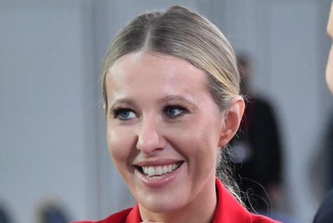 «В костюме эритроцита»: Собчак высмеяла платье Сары Полсон на «Оскаре»