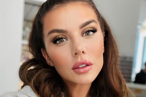 «Заставила себя принять лекарство»: Седокова поделилась кадрами с тренировки