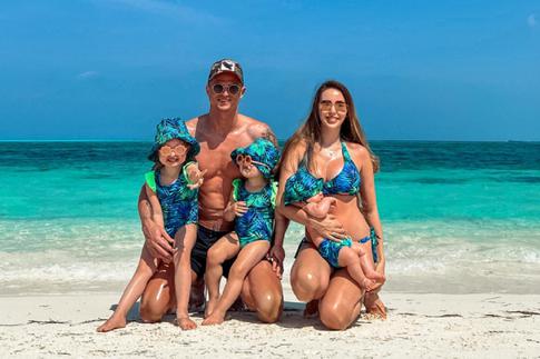 Костенко показала жаркие танцы с Тарасовым на Мальдивах