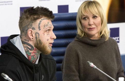 Скандальный сын Яковлевой матом ответил журналистам про госпитализацию матери