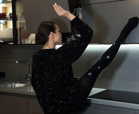 Лавры Волочковой: Ляйсан Утяшева показала шикарную растяжку на кухне