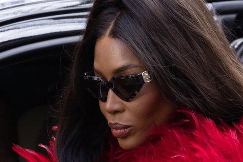 54-летняя Наоми Кэмпбелл обнажила бедра на Неделе моды в Париже