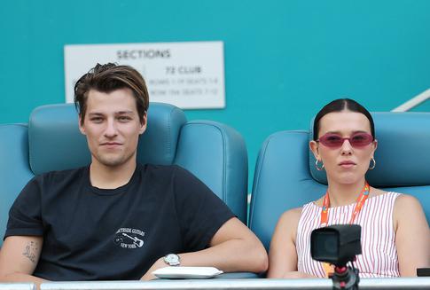 Милли Бобби Браун страстно поцеловала сына Джона Бон Джови на глазах у отца