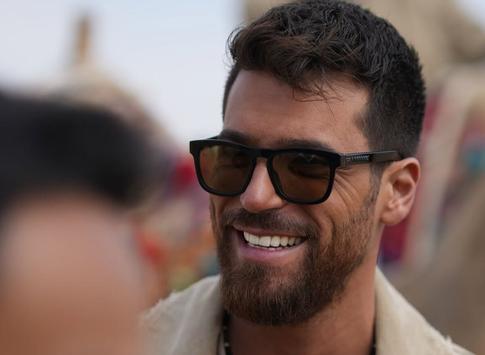 «Готова приютить тебя»: в Москве с овациями встретили турецкого актера Джана Ямана