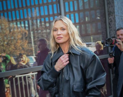 «Безумное лицо»: Кейт Мосс встревожила фанатов на Неделе моды в Париже