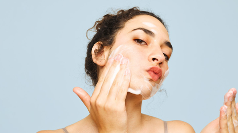 Почему скатывается крем на лице и как этого избежать — 5 советов косметолога