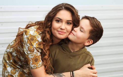 Агата Муцениеце встретилась с сыном после 8 месяцев разлуки