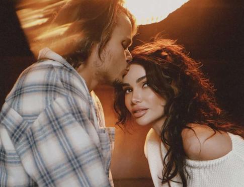 «Вымирающий вид»: переполненная чувствами Айза расхвалила молодого бойфренда