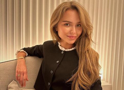 Стеша Маликова устроила фотосессию с живыми цыплятами в желтом образе