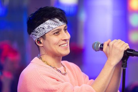 «Она просто хочет дружить»: певец Хабиб обратился за помощью к гуру отношений