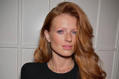 Моделям на зависть: супруга Эрнста похвасталась «бесконечными» ногами в обтягивающих легинсах