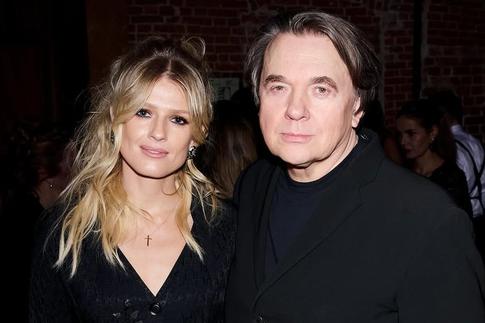 Редкий кадр: жена Эрнста впервые показала троих детей от гендиректора Первого канала