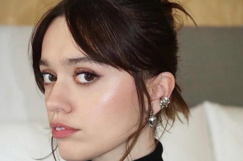 «Хватит обсуждать мои зубы!»: звезда «Белого лотоса» шокирована издевками над ее внешностью