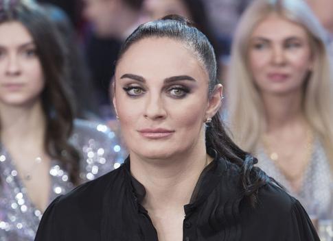 Вооруженная охрана и алкоголь в гримерку: Ваенга внесла новые пункты в райдер